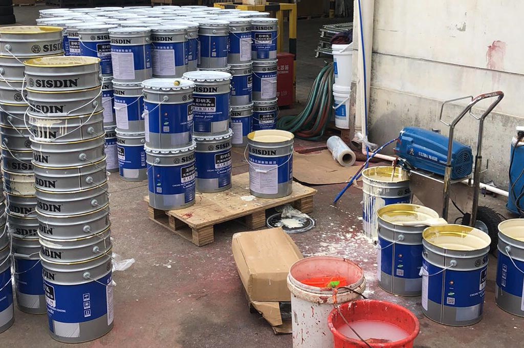 施工現(xiàn)場(chǎng)堆滿了CW308(厚漿)耐久型彩鋼瓦翻新專用漆