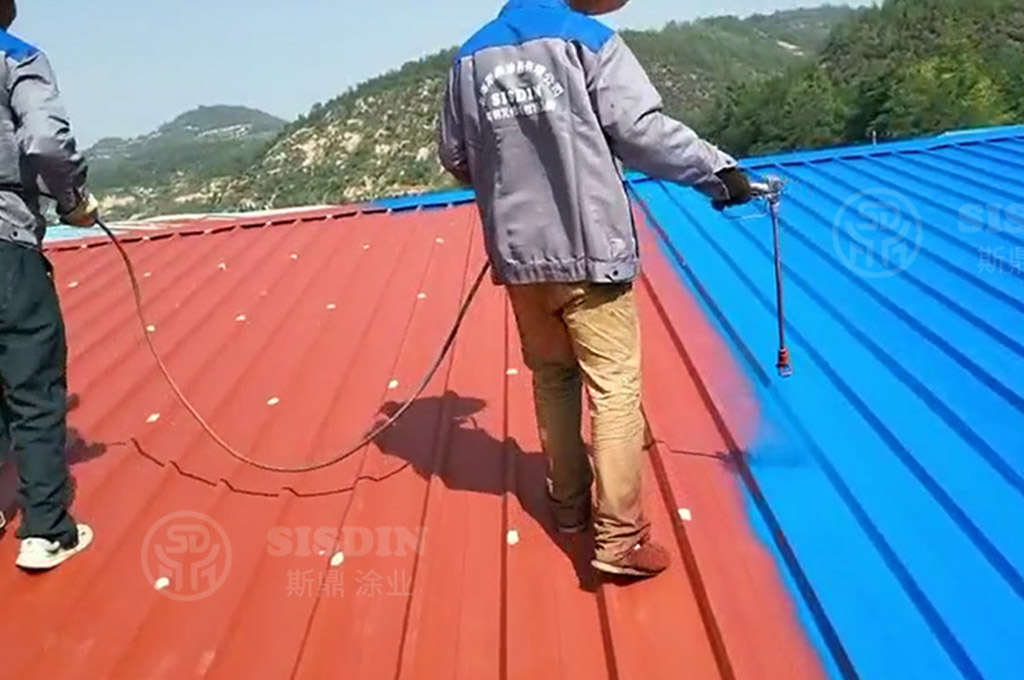 斯鼎施工團(tuán)隊正在噴涂彩鋼瓦翻新專用漆