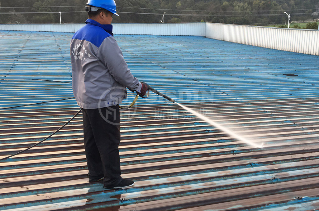 斯鼎廠房金屬屋面彩鋼瓦翻新防腐施工團隊正在清洗一企業(yè)金屬屋面