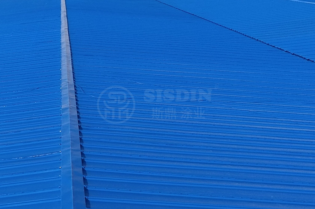 由斯鼎合作施工隊施工的一大型廠房屋面，在斯鼎技術(shù)人員的指導下未發(fā)生過彩鋼瓦翻新漆漆膜脫落