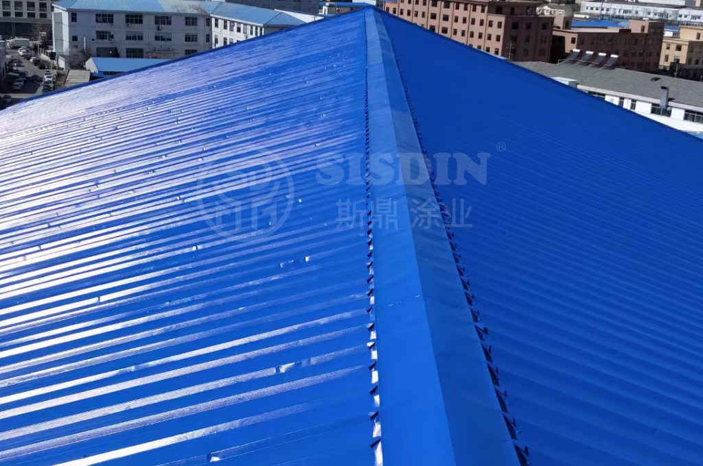 采用斯鼎優(yōu)質的彩鋼瓦翻新專用漆噴涂的金屬屋面效果